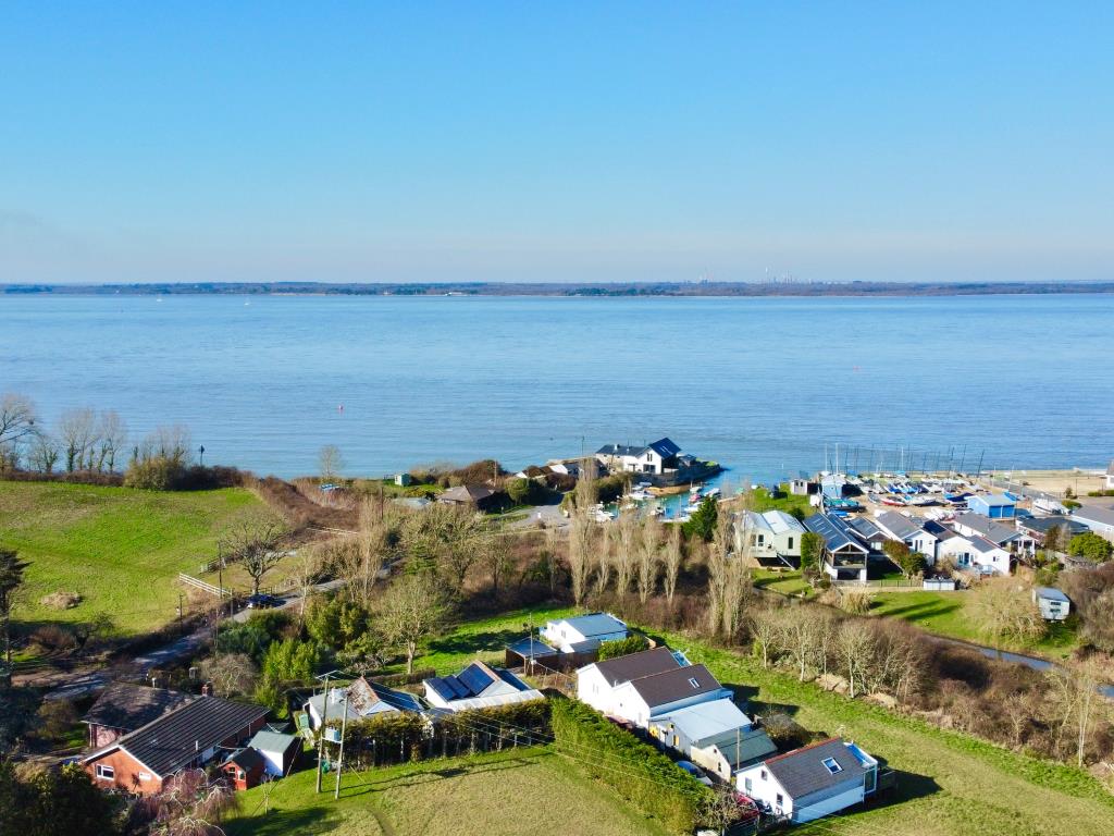Lot: 92 - LAND WITH PLANNING FOR A DETACHED CHALET STYLE HOME - A Photo Showing the Proximity to the Solent